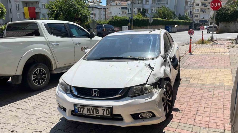 Freni Boşalan Tır Park Halindeki 2 Otomobile Çarparak Durabildi