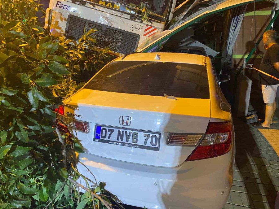 Freni Boşalan Tır Park Halindeki 2 Otomobile Çarparak Durabildi