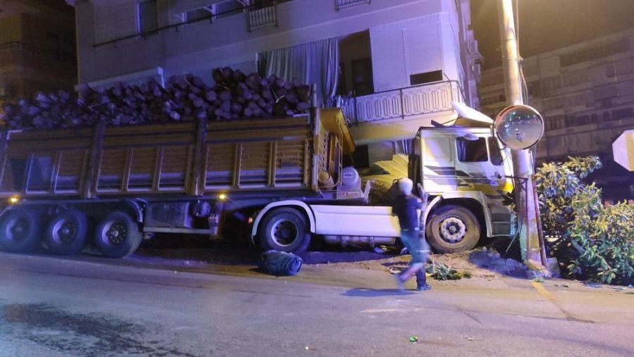 Freni Boşalan Tır Park Halindeki 2 Otomobile Çarparak Durabildi