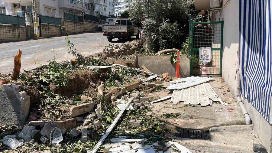 Freni Boşalan Tır Park Halindeki 2 Otomobile Çarparak Durabildi