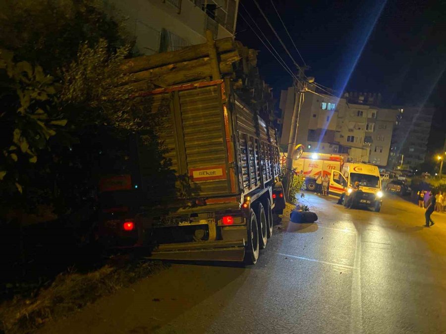 Freni Boşalan Tır Park Halindeki 2 Otomobile Çarparak Durabildi