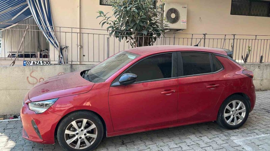 Freni Boşalan Tır Park Halindeki 2 Otomobile Çarparak Durabildi