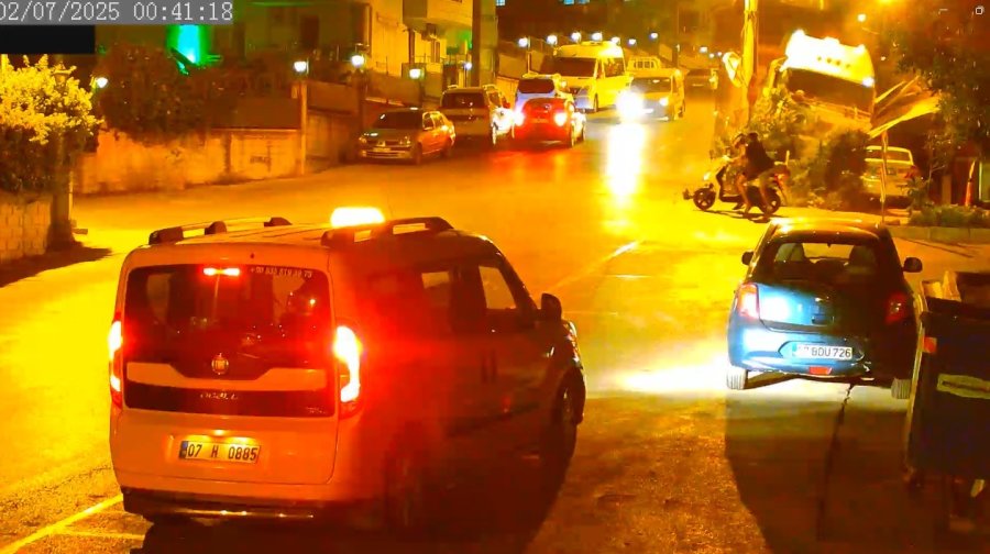 Freni Boşalan Tır Park Halindeki 2 Otomobile Çarparak Durabildi