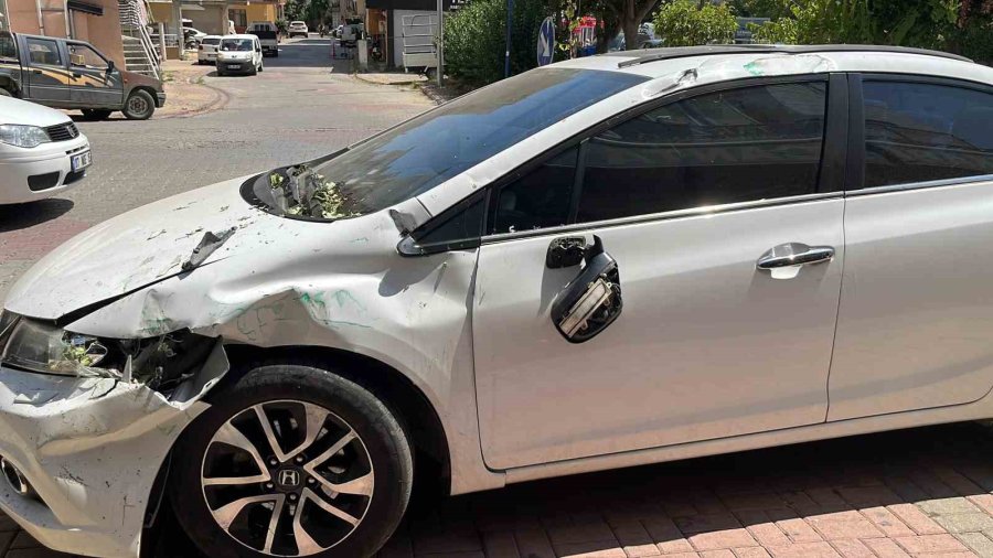 Freni Boşalan Tır Park Halindeki 2 Otomobile Çarparak Durabildi
