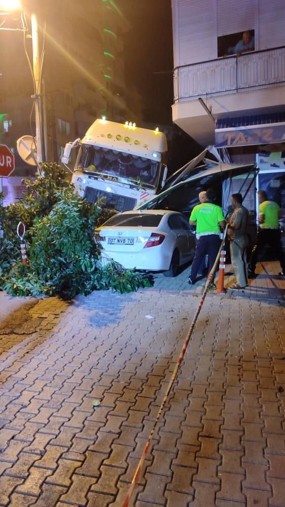 Freni Boşalan Tır Park Halindeki 2 Otomobile Çarparak Durabildi