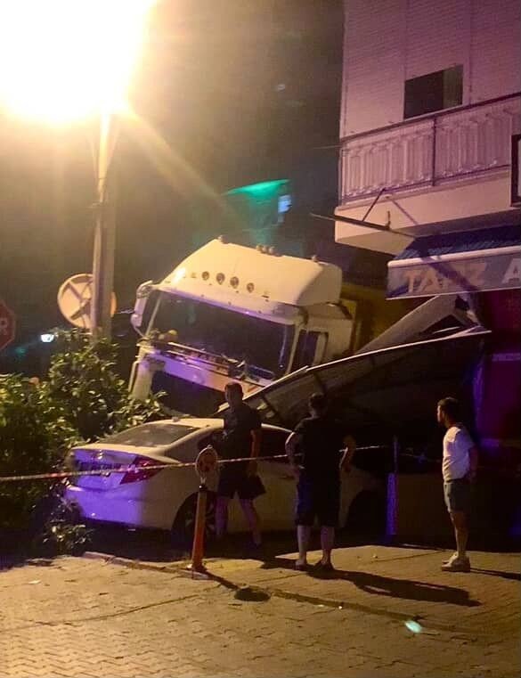 Freni Boşalan Tır Park Halindeki 2 Otomobile Çarparak Durabildi