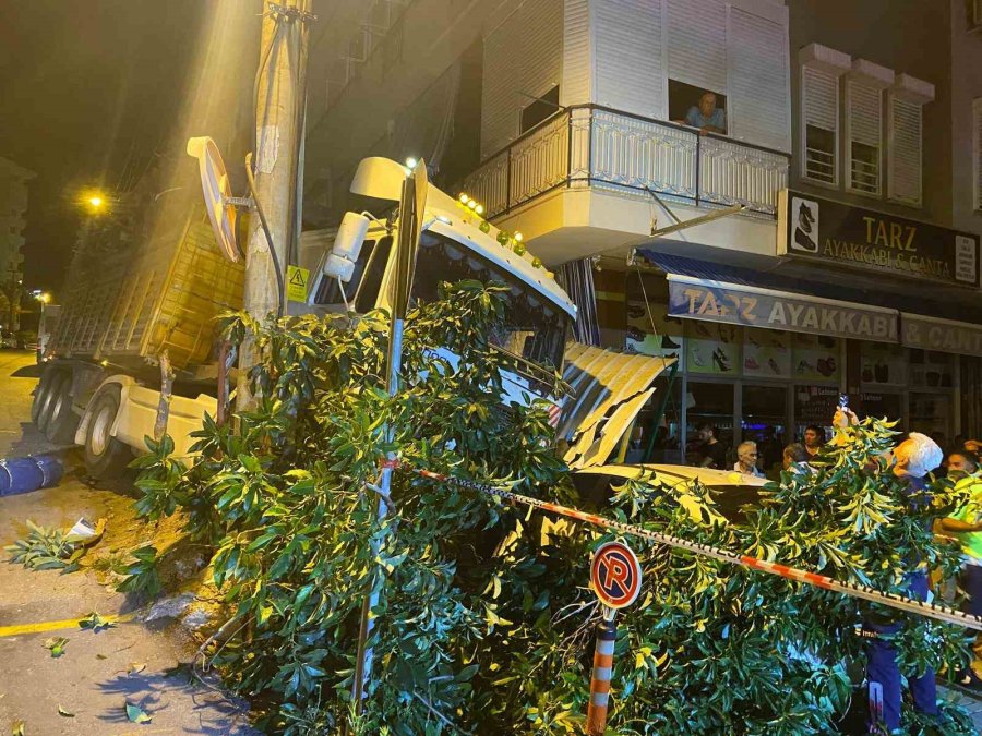 Freni Boşalan Tır Park Halindeki 2 Otomobile Çarparak Durabildi