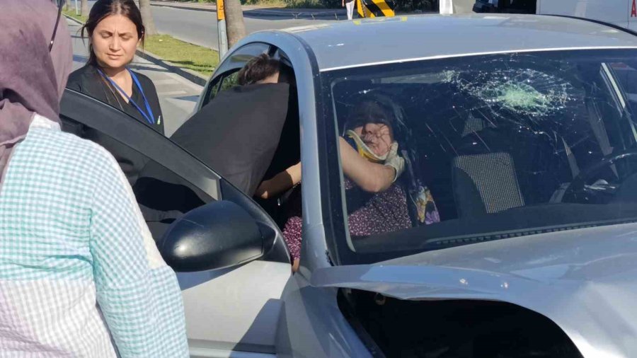 Antalya’da Kavşakta Otomobiller Çarpıştı: 3 Yaralı