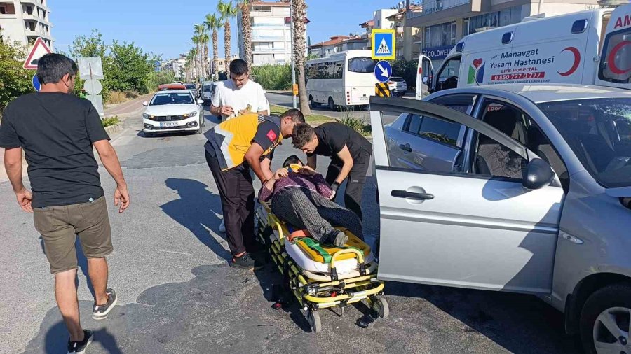 Antalya’da Kavşakta Otomobiller Çarpıştı: 3 Yaralı