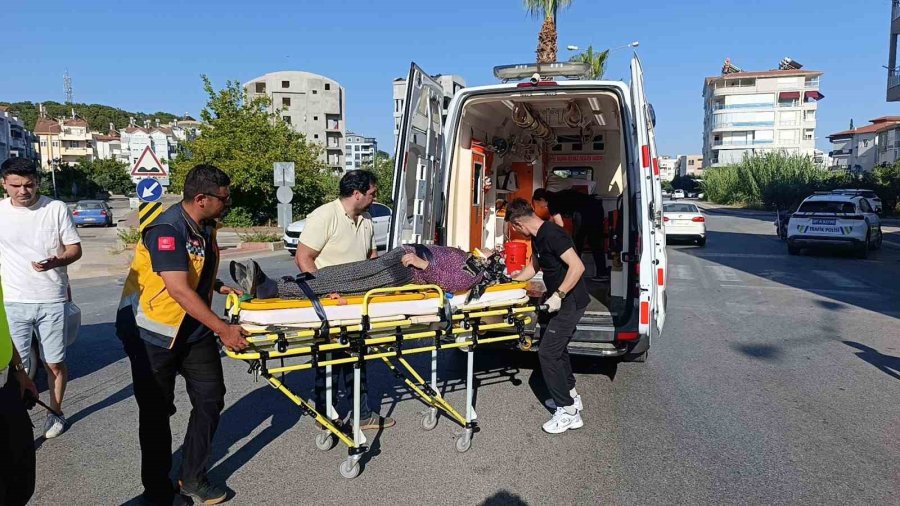 Antalya’da Kavşakta Otomobiller Çarpıştı: 3 Yaralı