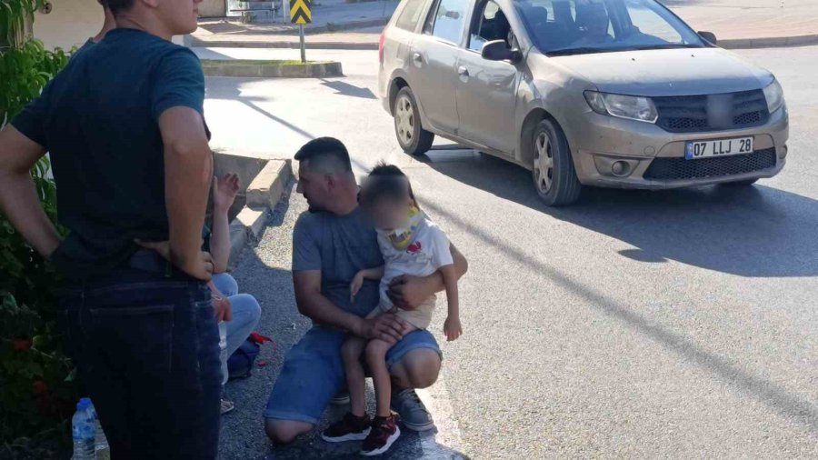 Antalya’da Kavşakta Otomobiller Çarpıştı: 3 Yaralı