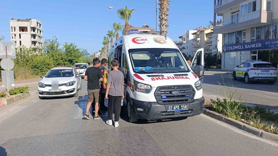 Antalya’da Kavşakta Otomobiller Çarpıştı: 3 Yaralı