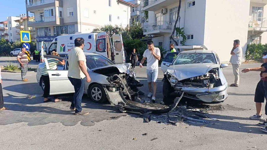 Antalya’da Kavşakta Otomobiller Çarpıştı: 3 Yaralı