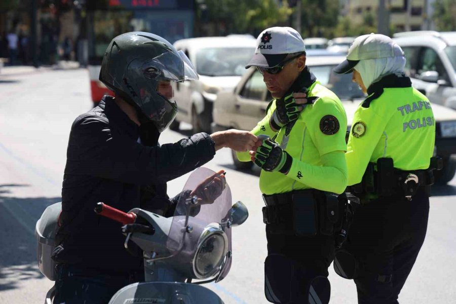 Fazla Yolcu Taşıyan Sürücüden Polise ‘3 Çocuk 1 Kişi Yapar’ Savunması