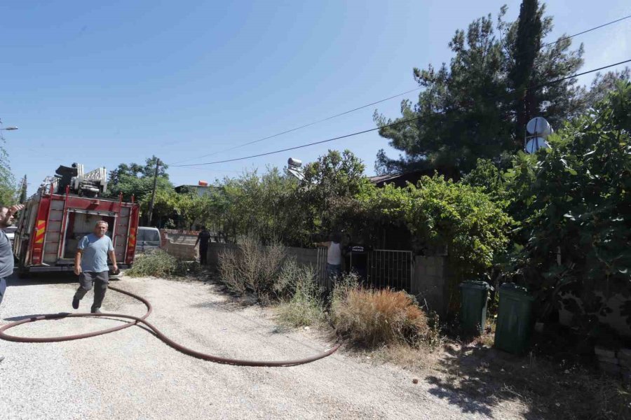 Antalya’da Kuruyan Otlar Tutuştu, Çıkan Yangın 2 Eve Sıçramadan Söndürüldü