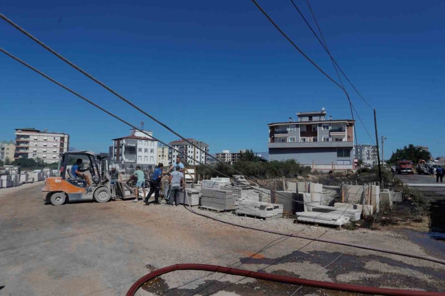 Köpeğe Çarpmamak İçin Elektrik Direğine Vurdu, Kopan Teller Yangın Çıkardı