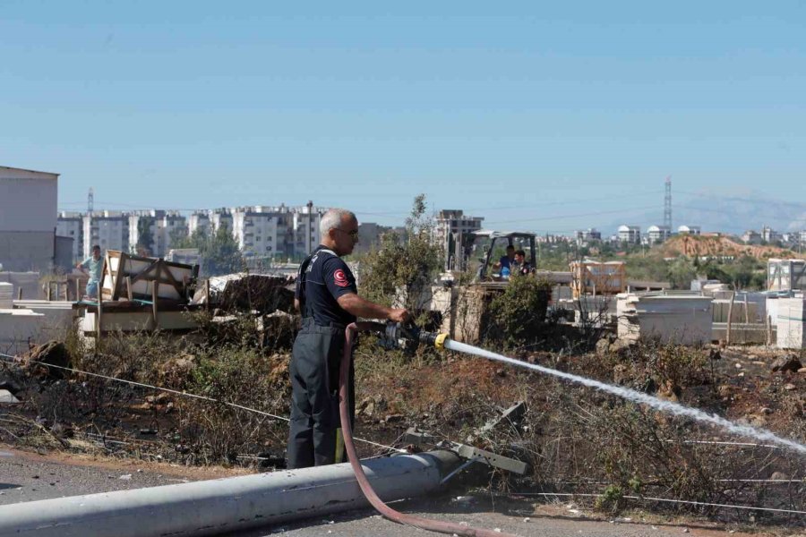 Köpeğe Çarpmamak İçin Elektrik Direğine Vurdu, Kopan Teller Yangın Çıkardı