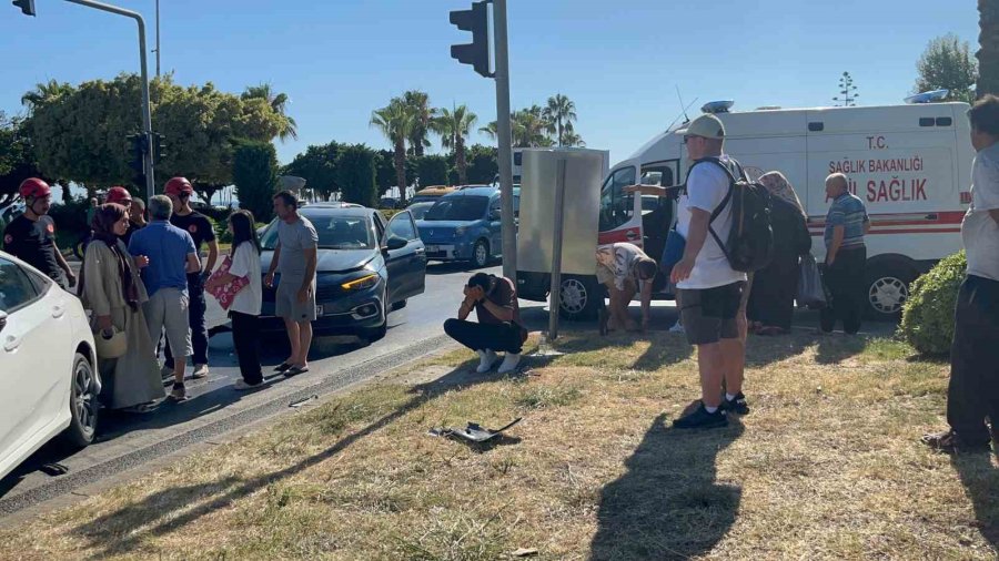 İki Otomobil Çarpıştı, Sıkışan Sürücüyü İtfaiye Ekipleri Kurtardı