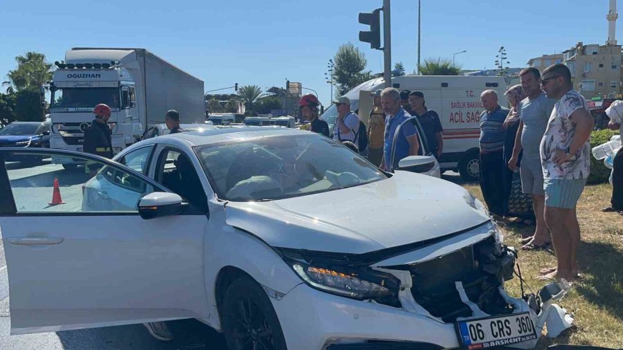 İki Otomobil Çarpıştı, Sıkışan Sürücüyü İtfaiye Ekipleri Kurtardı