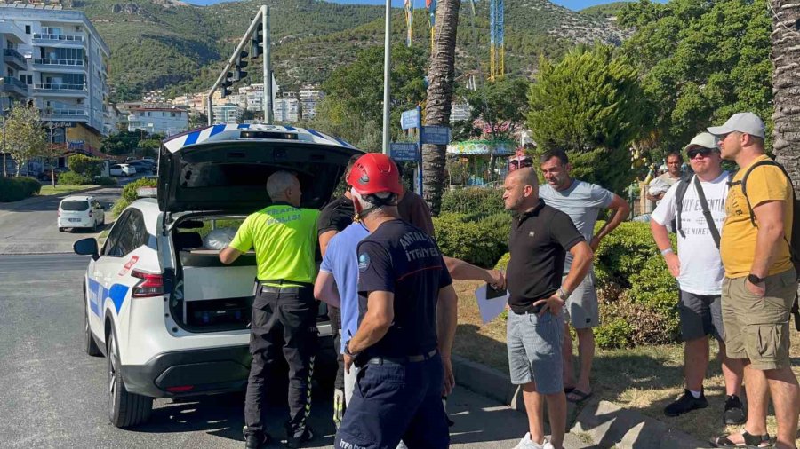 İki Otomobil Çarpıştı, Sıkışan Sürücüyü İtfaiye Ekipleri Kurtardı