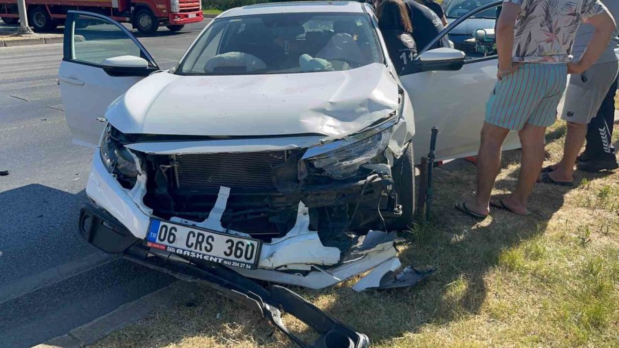 İki Otomobil Çarpıştı, Sıkışan Sürücüyü İtfaiye Ekipleri Kurtardı