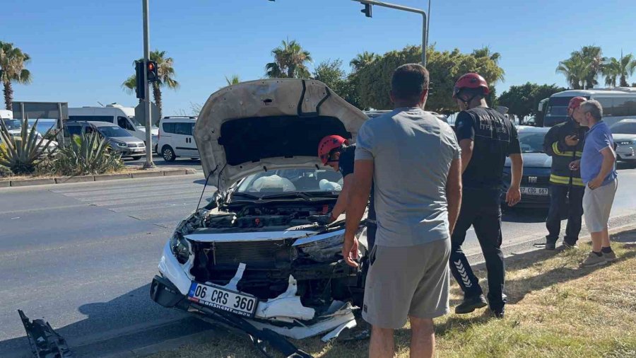 İki Otomobil Çarpıştı, Sıkışan Sürücüyü İtfaiye Ekipleri Kurtardı