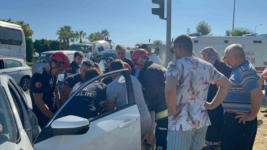 İki Otomobil Çarpıştı, Sıkışan Sürücüyü İtfaiye Ekipleri Kurtardı