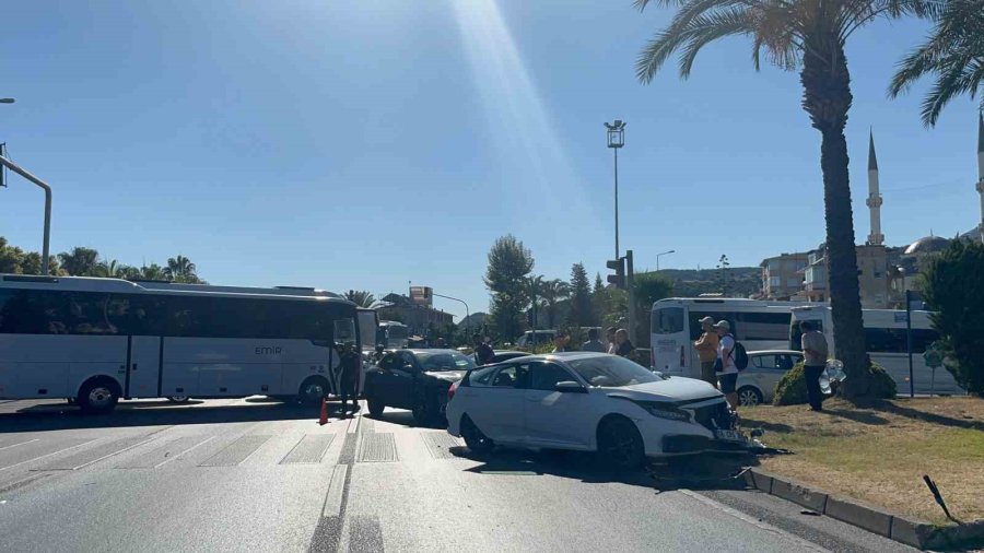 İki Otomobil Çarpıştı, Sıkışan Sürücüyü İtfaiye Ekipleri Kurtardı