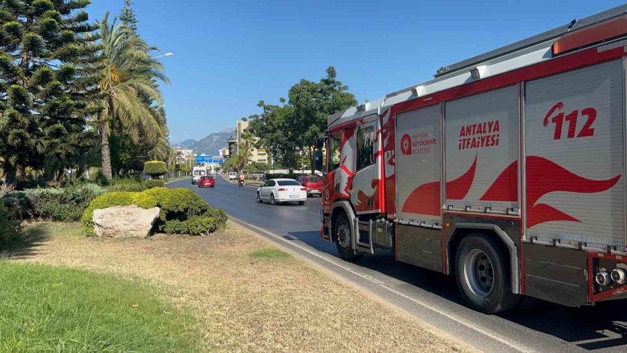 İki Otomobil Çarpıştı, Sıkışan Sürücüyü İtfaiye Ekipleri Kurtardı