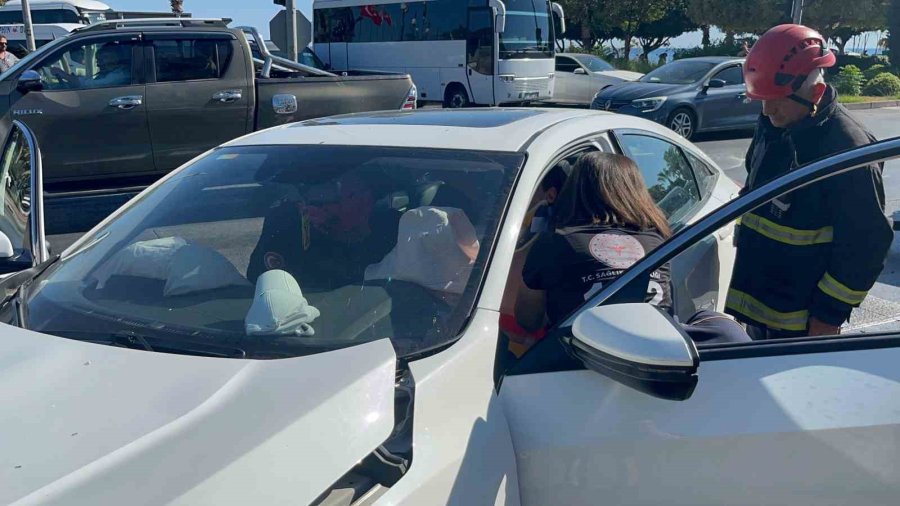 İki Otomobil Çarpıştı, Sıkışan Sürücüyü İtfaiye Ekipleri Kurtardı