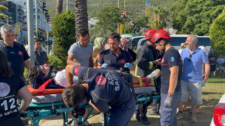 İki Otomobil Çarpıştı, Sıkışan Sürücüyü İtfaiye Ekipleri Kurtardı