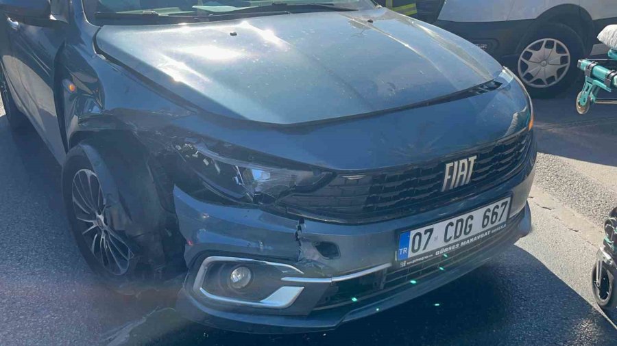 İki Otomobil Çarpıştı, Sıkışan Sürücüyü İtfaiye Ekipleri Kurtardı