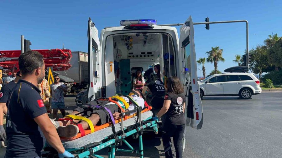 İki Otomobil Çarpıştı, Sıkışan Sürücüyü İtfaiye Ekipleri Kurtardı