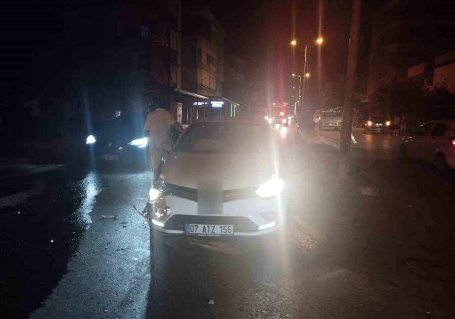 Serik’te Otomobiller Çarpıştı: 2 Yaralı