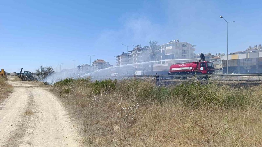 Manavgat’ta Söndürülmeden Atılan Sigara Sazlık Yangınına Neden Oldu