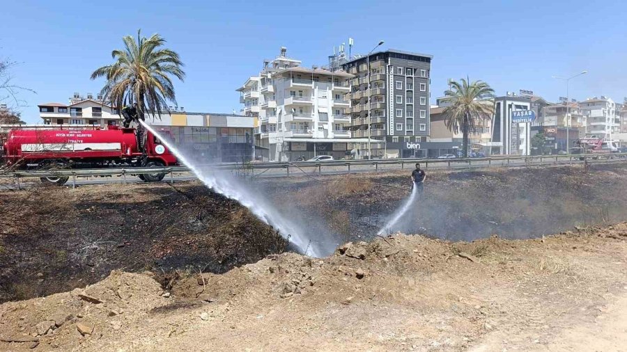 Manavgat’ta Söndürülmeden Atılan Sigara Sazlık Yangınına Neden Oldu