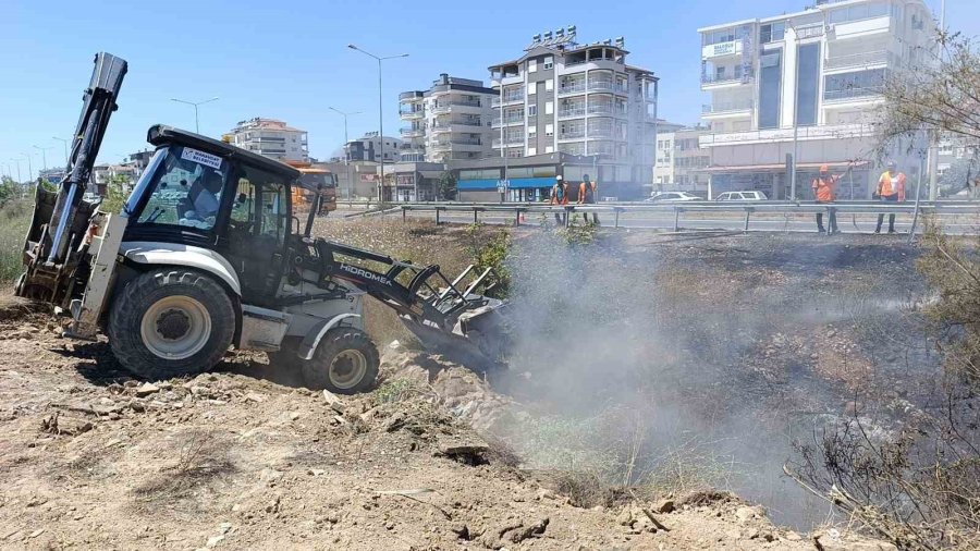 Manavgat’ta Söndürülmeden Atılan Sigara Sazlık Yangınına Neden Oldu