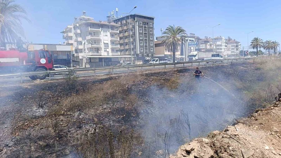 Manavgat’ta Söndürülmeden Atılan Sigara Sazlık Yangınına Neden Oldu