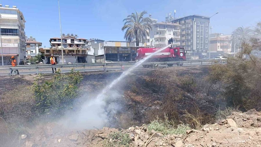 Manavgat’ta Söndürülmeden Atılan Sigara Sazlık Yangınına Neden Oldu