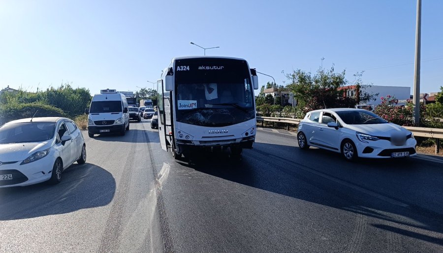 Tur Midibüsüyle Çarpışan Tofaş Hurdaya Döndü, Sürücü Yaralandı