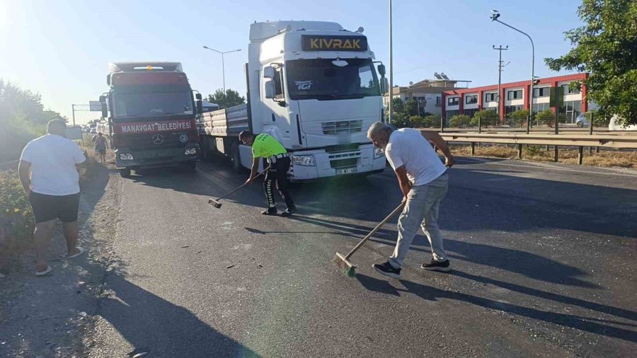 Tur Midibüsüyle Çarpışan Tofaş Hurdaya Döndü, Sürücü Yaralandı