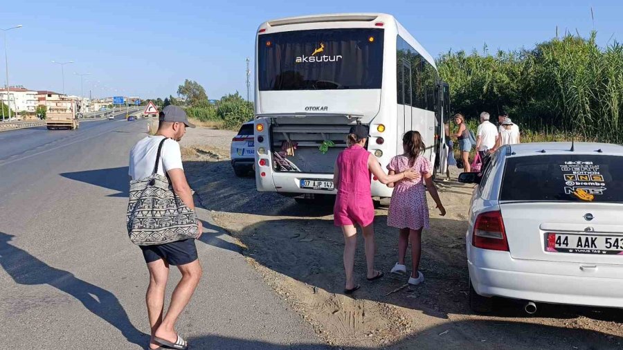 Tur Midibüsüyle Çarpışan Tofaş Hurdaya Döndü, Sürücü Yaralandı