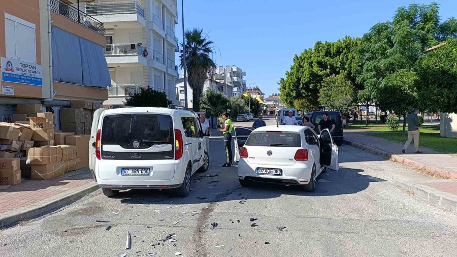 Manavgat’ta Otomobil İle Hafif Ticari Araç Çarpıştı: 1 Yaralı