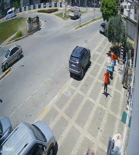 Kazada Devrilip, Tekrar Tekerlerinin Üzerine Düştü