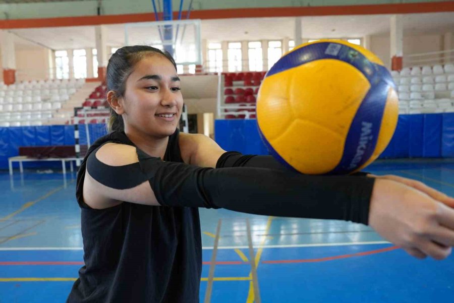 Erdemli Belediyesi Yaz Spor Okullarında Eğitimler Başladı