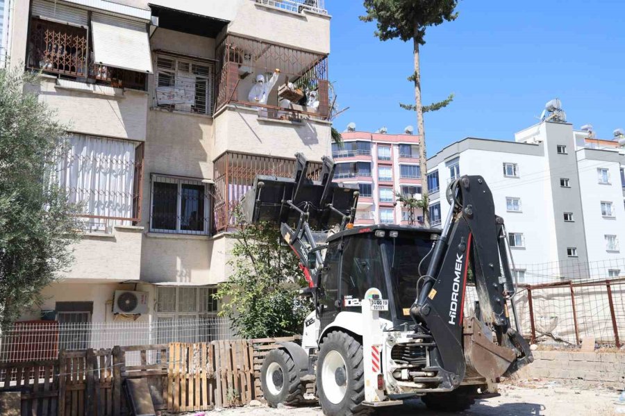 Mersin’de Çöp Ev Üçüncü Kez Temizlendi, 6 Ton Çöp Çıktı