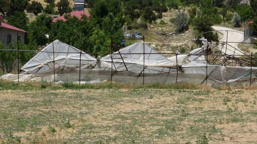 Mersin’de Rüzgar Seralarda Hasara Yol Açtı