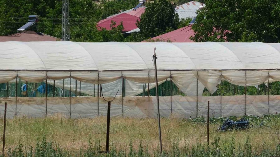 Mersin’de Rüzgar Seralarda Hasara Yol Açtı