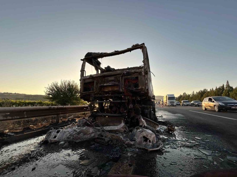 Seyir Halindeyken Alev Alan Süt Tankeri Kullanılamaz Hale Geldi