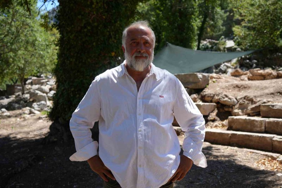 Meşe Ağacı Lahit Parçasını Havaya Kaldırdı: Termessos’ta Doğa Tarihe Sahip Çıktı